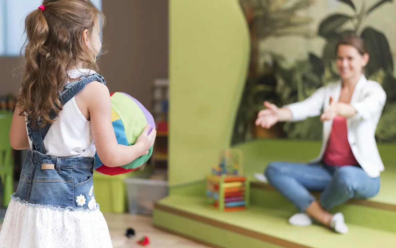 Enfant jouant avec un adulte en intérieur, moment éducatif et ludique.
